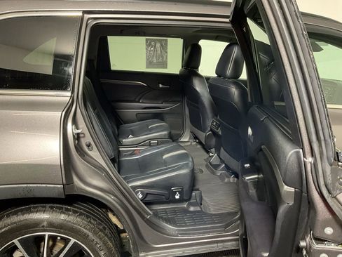 Used 2017 Toyota Highlander SE AWD/4WD image 36