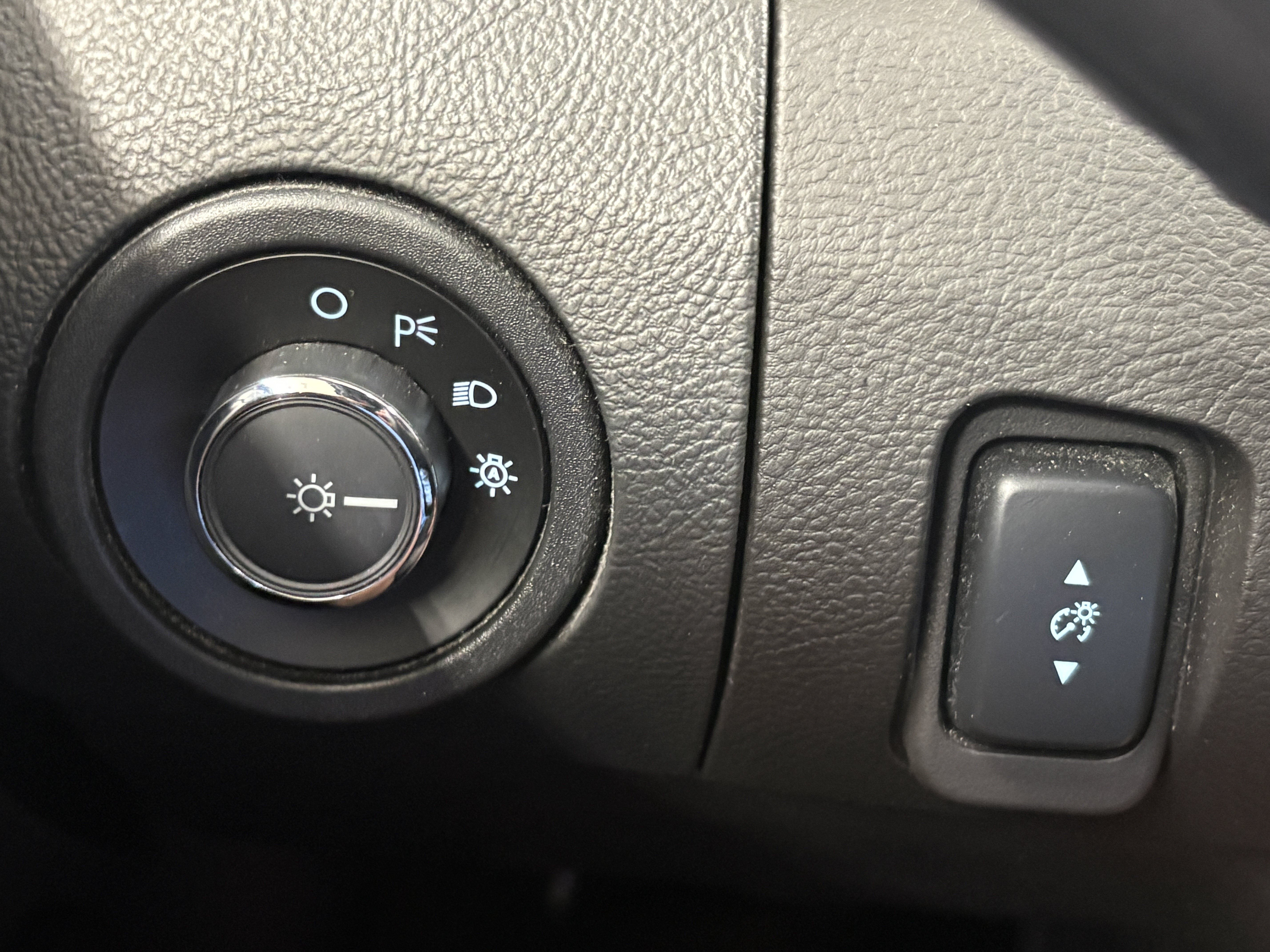 Used 2015 Ford Taurus SEL FWD image 17