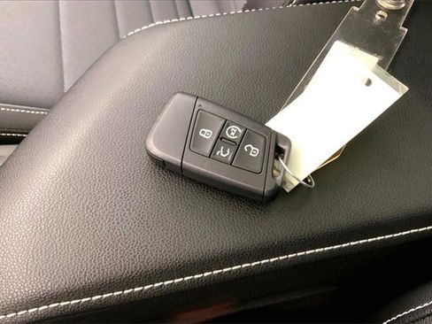 Used 2025 Volkswagen Jetta SE image 11