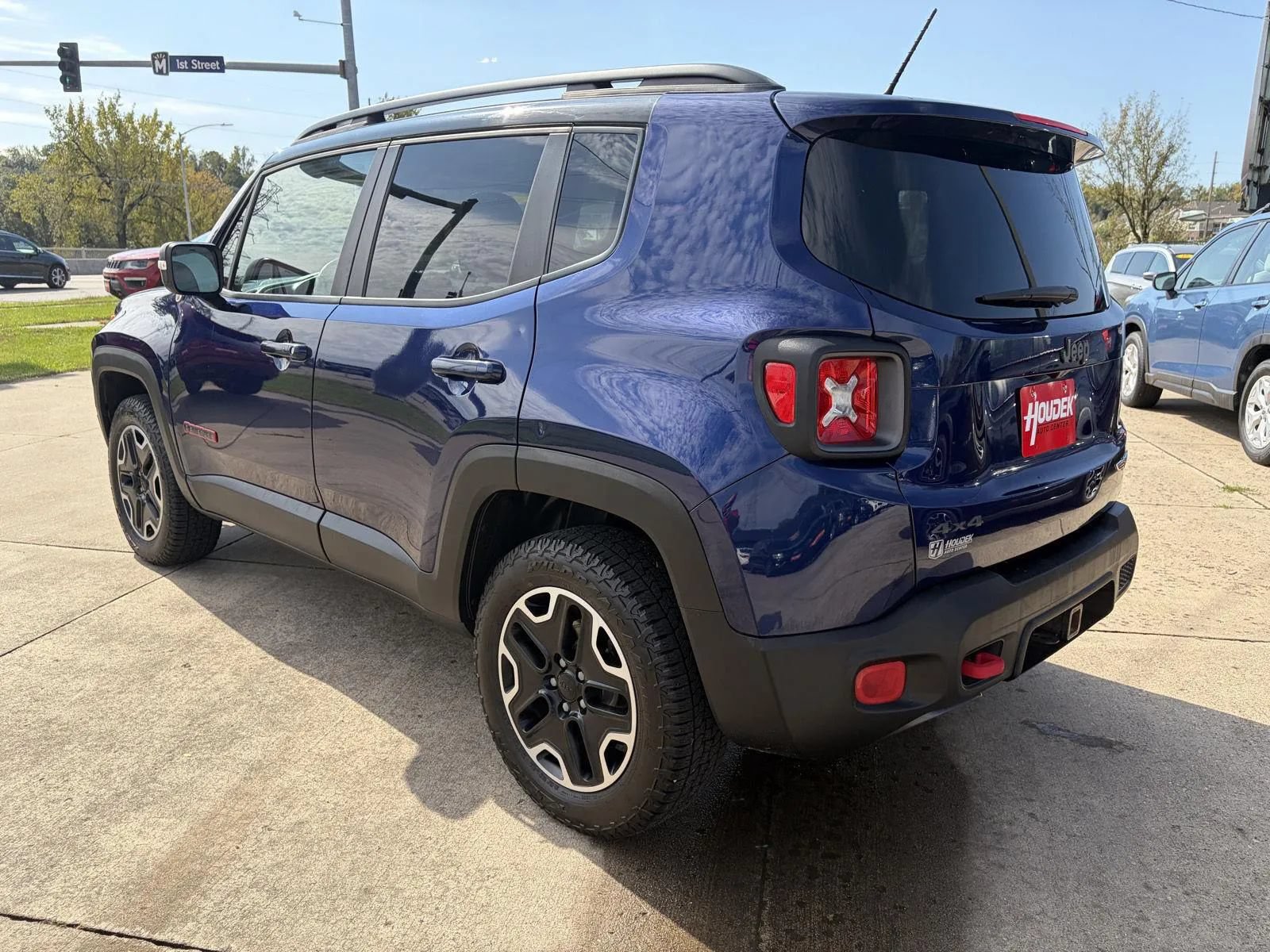 Used 2017 Jeep Renegade Trailhawk w/ Premium Trailhawk Package AWD/4WD image 6