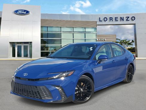 Used 2025 Toyota Camry SE image 1