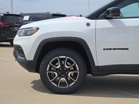 Used 2024 Jeep Compass Trailhawk AWD/4WD image 28