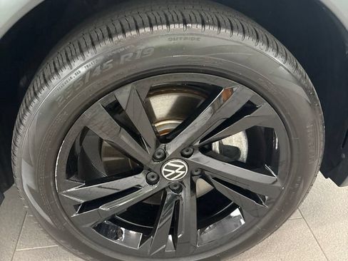 Used 2024 Volkswagen Tiguan SE R-Line AWD/4WD image 13