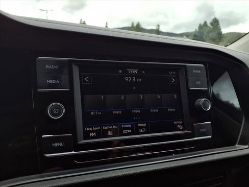 Used 2022 Volkswagen Jetta SE image 6