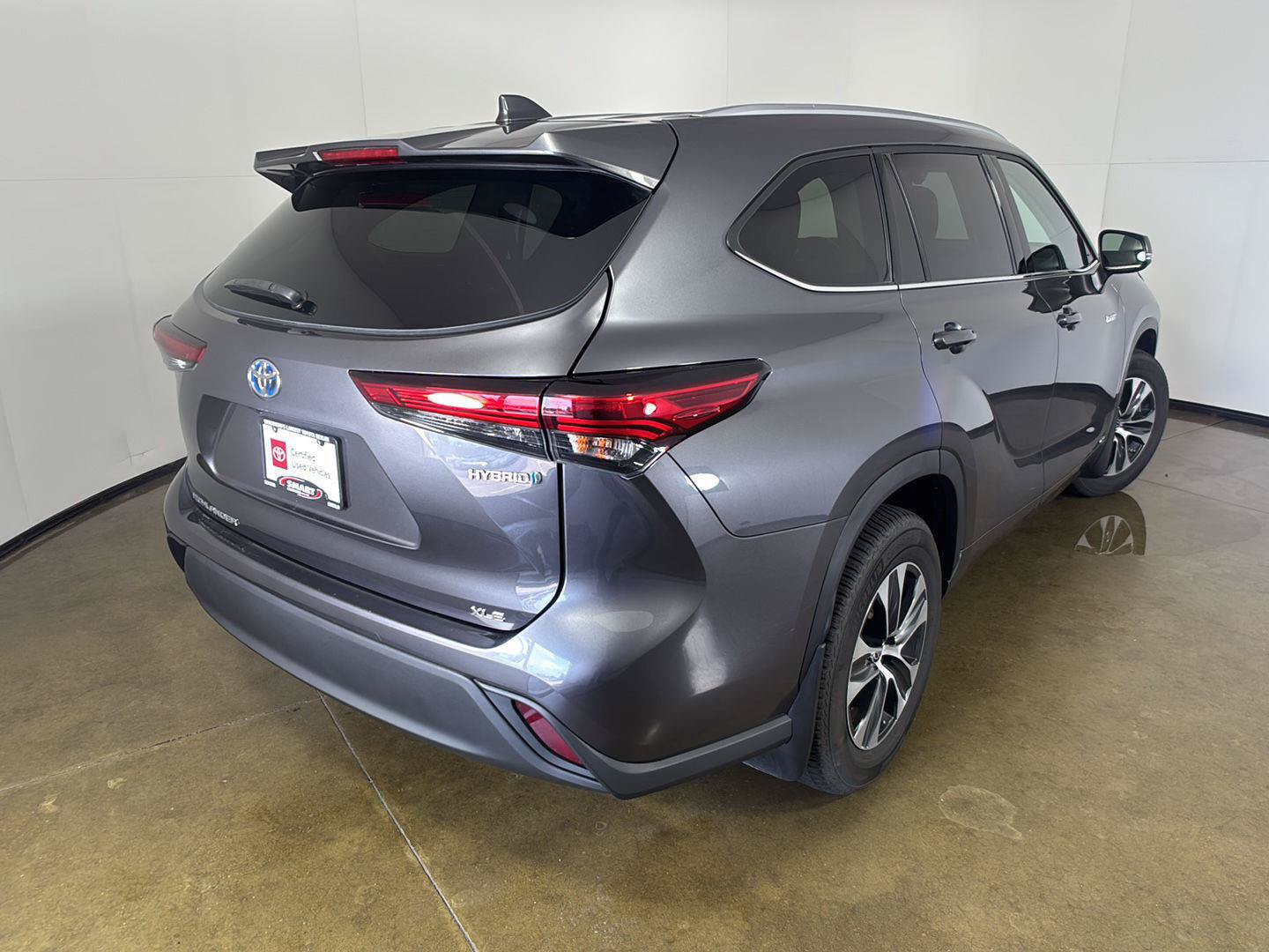 Used 2021 Toyota Highlander XLE AWD/4WD image 10
