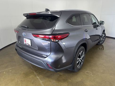 Used 2021 Toyota Highlander XLE AWD/4WD image 10