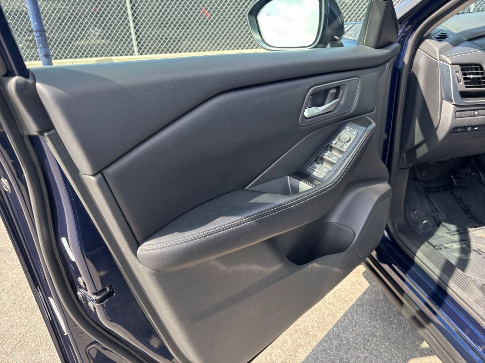 Used 2025 Nissan Rogue SV FWD image 18