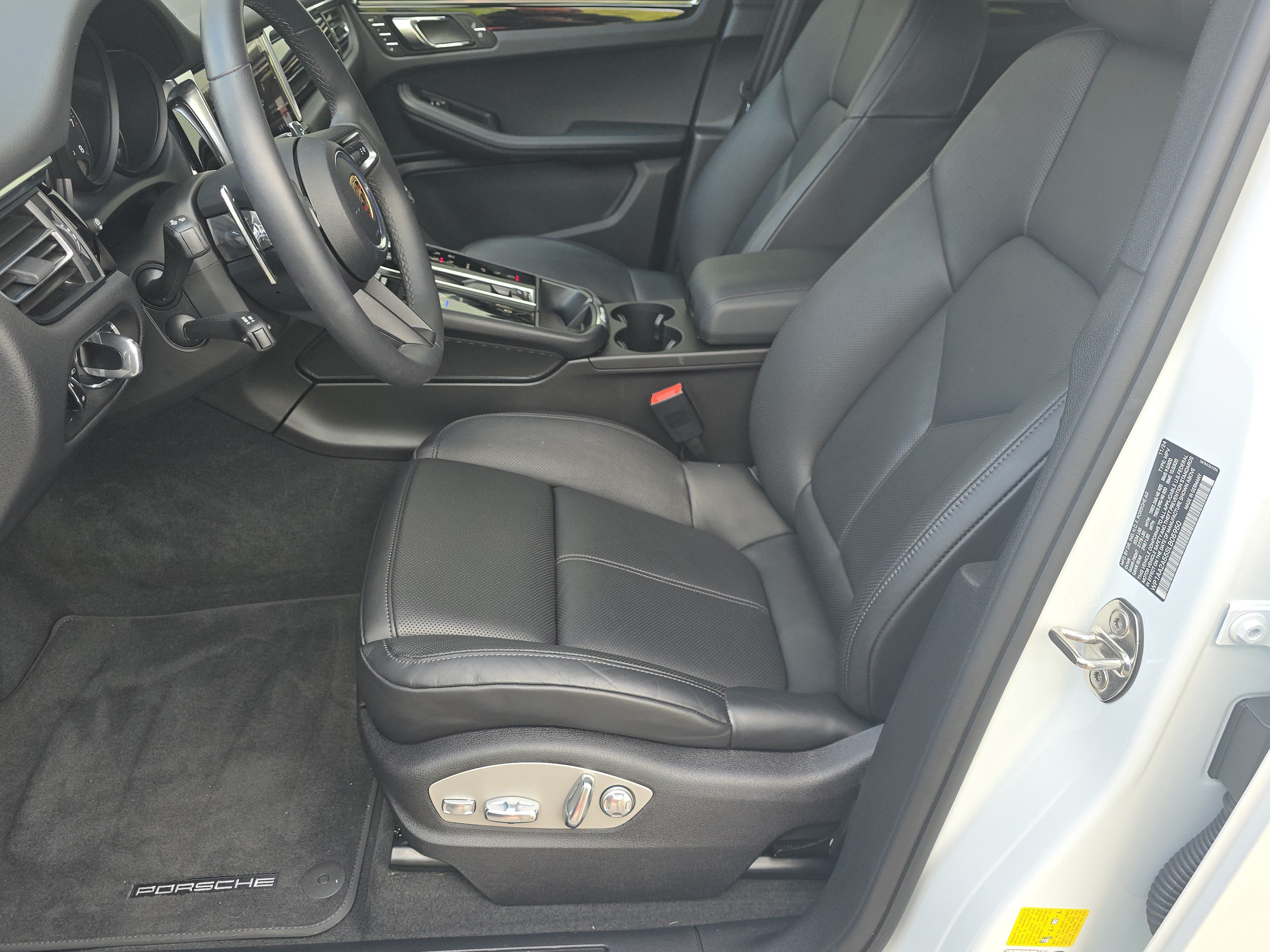 Used 2025 Porsche Macan AWD/4WD image 5