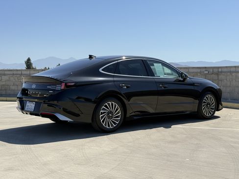 Used 2025 Hyundai Sonata Limited FWD image 12
