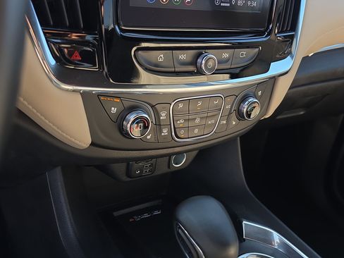 Used 2023 Chevrolet Traverse Premier FWD image 25