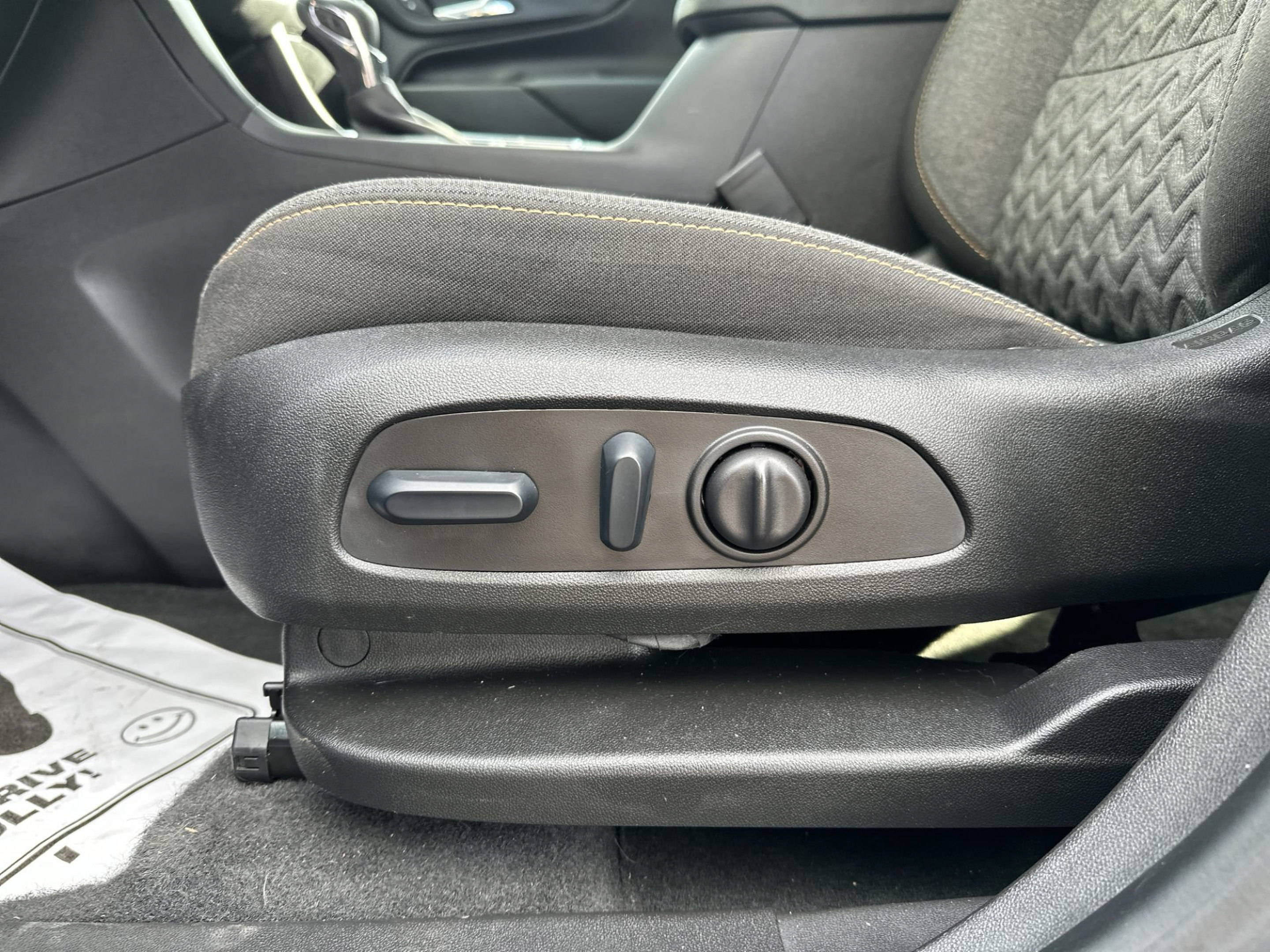 Used 2024 Chevrolet Equinox LT FWD image 14