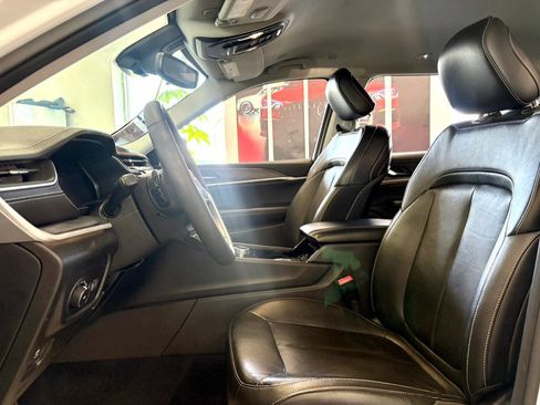 Used 2023 Jeep Grand Cherokee L Limited w/ Black Appearance Package image 12