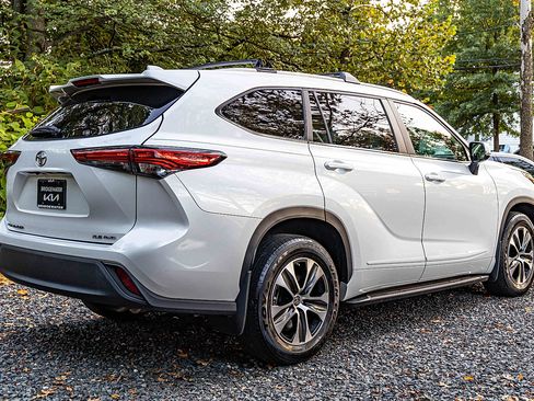 Used 2023 Toyota Highlander AWD image 6