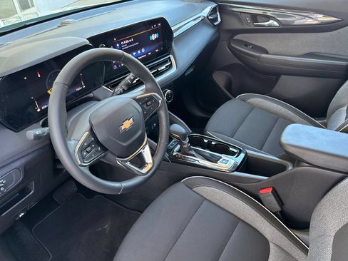 Used 2025 Chevrolet TrailBlazer LT w/ Convenience Package FWD image 9