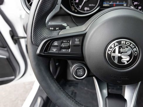 Used 2023 Alfa Romeo Giulia Veloce image 35