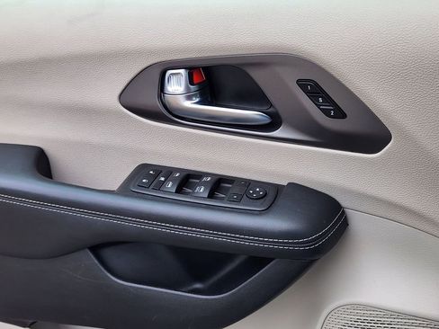 Used 2023 Chrysler Pacifica Touring-L FWD image 6