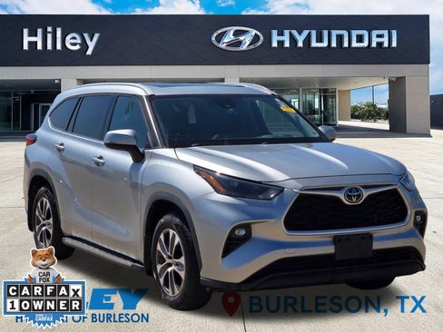 Used 2022 Toyota Highlander XLE FWD image 2