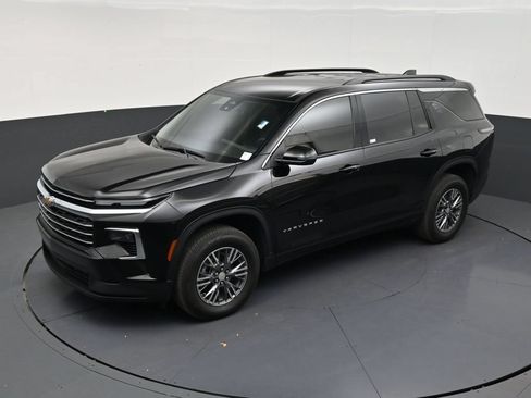Used 2025 Chevrolet Traverse LT FWD image 11