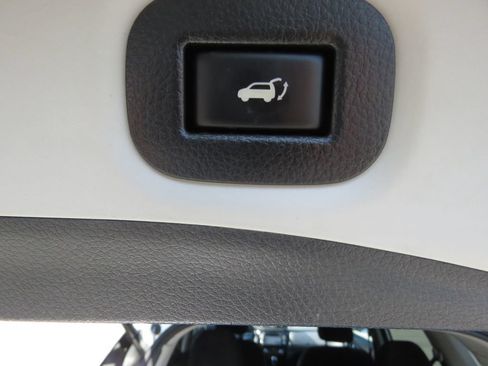 Used 2017 Nissan Rogue SV w/ SV Premium Package AWD/4WD image 18