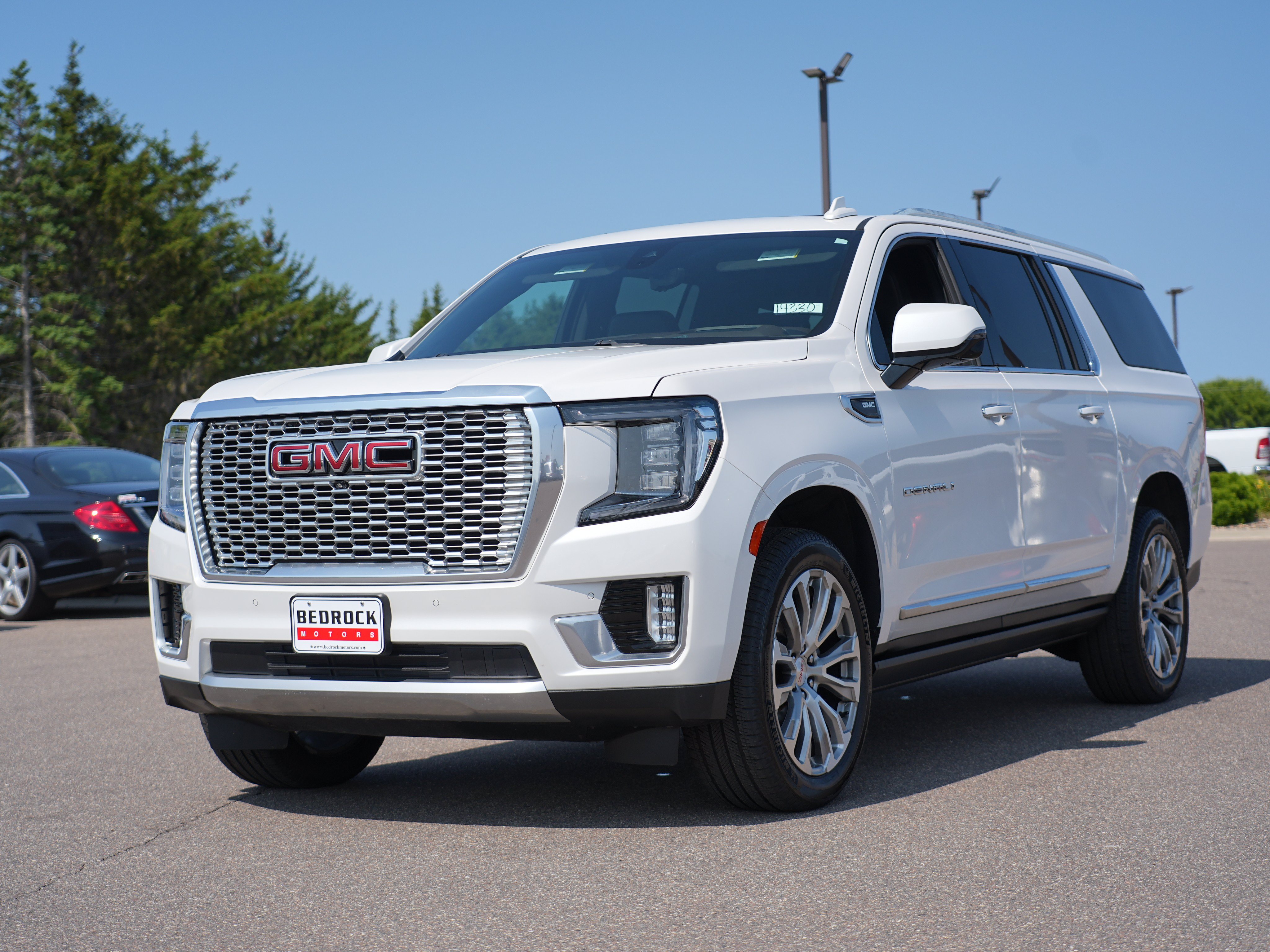 Used 2021 GMC Yukon XL Denali w/ Denali Premium Package AWD/4WD image 7