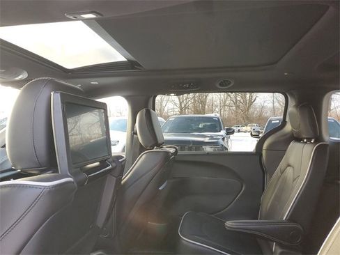 New 2026 Chrysler Pacifica Limited w/ Uconnect Theater Family Group image 10