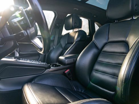 Used 2018 Porsche Macan Turbo image 14