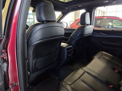 Used 2024 Jeep Grand Cherokee Limited w/ Luxury Tech Group II image 17