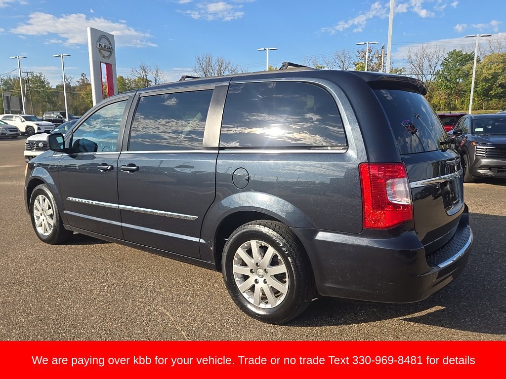 Used 2013 Chrysler Town & Country Touring FWD image 5
