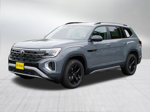 New 2026 Volkswagen Atlas Peak Edition image 2