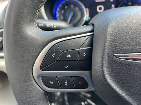 Used 2024 Chrysler Pacifica Touring-L FWD image 31