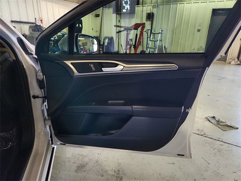 Used 2018 Ford Fusion SE w/ Fusion SE Technology Package image 21