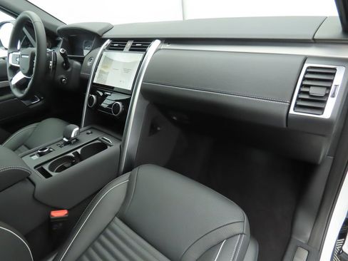 Used 2024 Land Rover Discovery Dynamic SE image 17