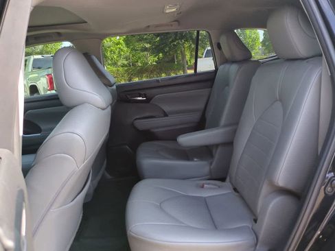 Used 2022 Toyota Highlander XLE FWD image 14