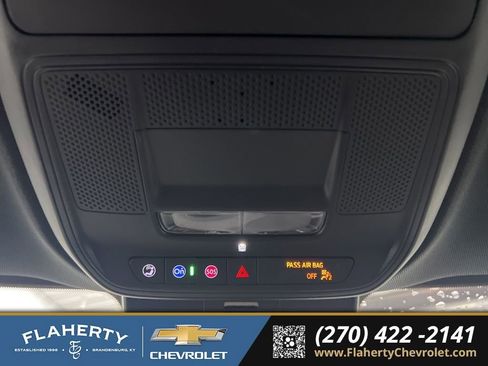 Used 2025 Chevrolet Traverse LT image 32