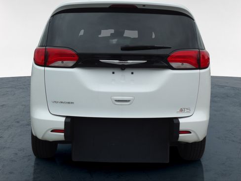 Used 2023 Chrysler Voyager LX FWD image 9