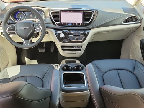Used 2024 Chrysler Pacifica Touring-L FWD image 13