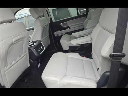Used 2025 Ford Expedition Platinum w/ Driver's Package AWD/4WD image 7