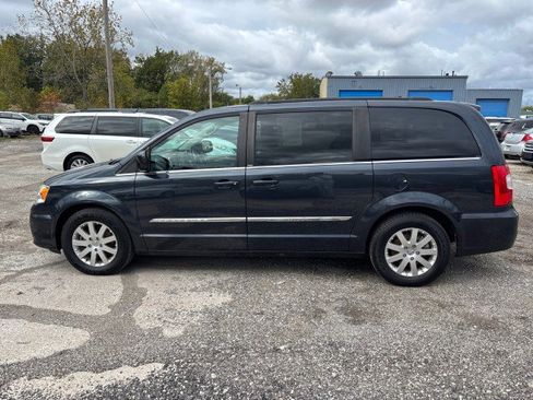 Used 2013 Chrysler Town & Country Touring image 8