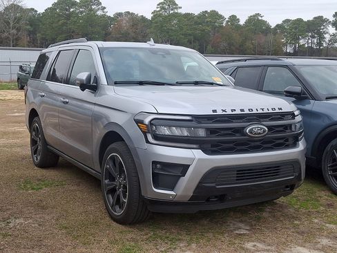 Used 2023 Ford Expedition Limited image 1