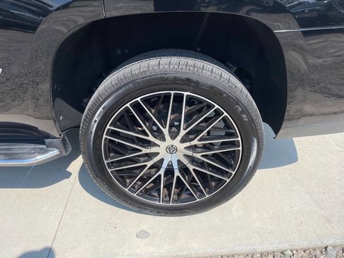 Used 2018 Cadillac Escalade Luxury RWD image 16