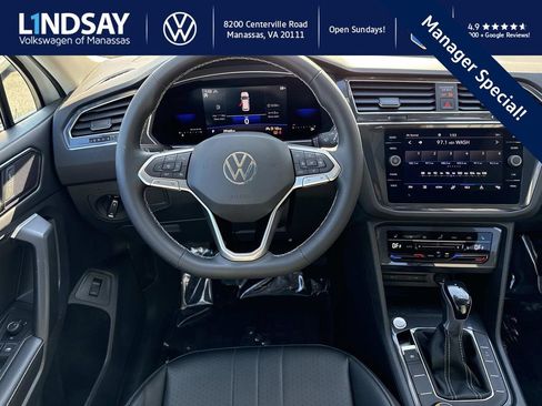 Used 2022 Volkswagen Tiguan SE w/ Panoramic Sunroof Package image 12