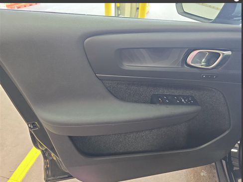 Used 2024 Volvo XC40 Recharge Core RWD image 14
