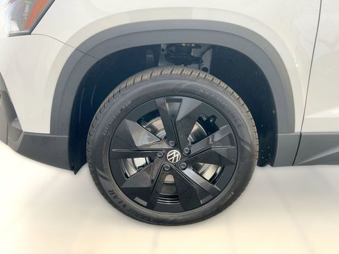 New 2026 Volkswagen Taos SE image 12