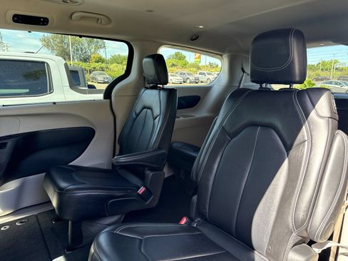 Used 2024 Chrysler Pacifica Touring-L FWD image 11
