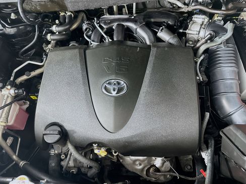 Used 2022 Toyota Highlander XLE FWD image 34