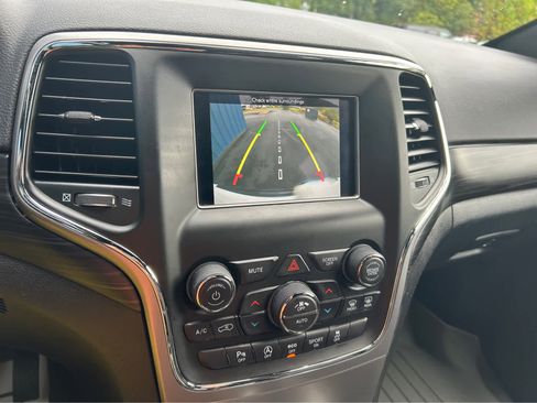 Used 2021 Jeep Grand Cherokee Laredo image 20