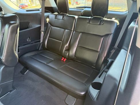 Used 2022 Ford Explorer XLT w/ Equipment Group 202A image 7