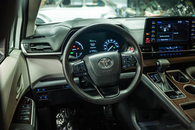 Used 2024 Toyota Sienna LE AWD/4WD image 15