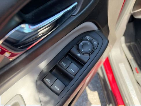 Used 2018 Chevrolet Equinox Premier FWD image 16