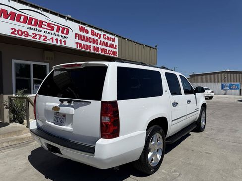 Used 2014 Chevrolet Suburban LTZ RWD image 3